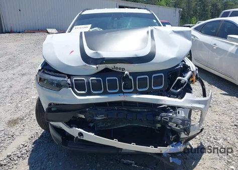 2022 Jeep Compass Latitude 4X4 z USA, uszkodzony, nr VIN 3C4NJDBB5NT143853